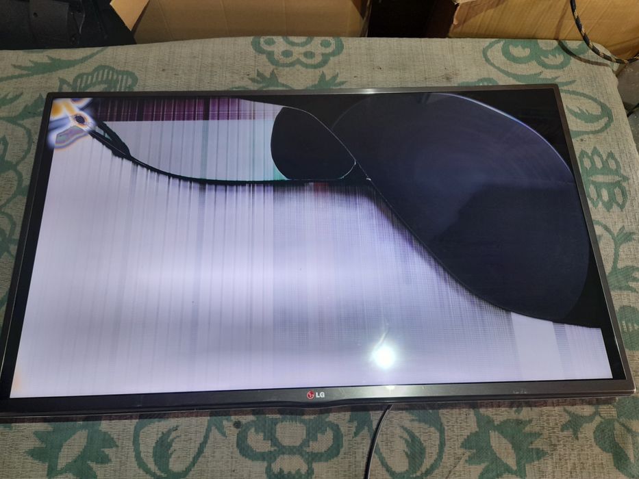 Телевізор LG 39LB650V з пошкодженим екраном