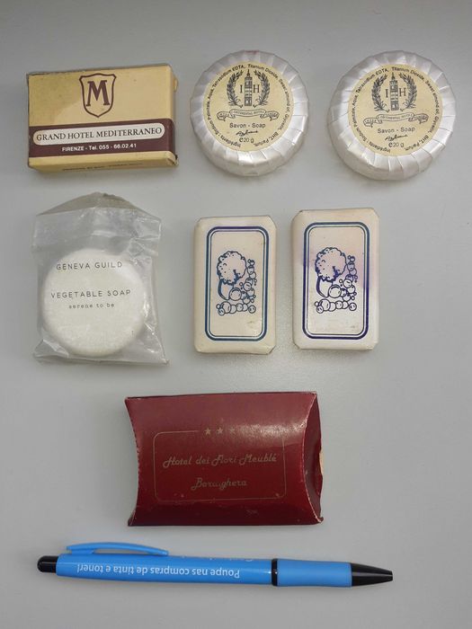 Sabonetes miniatura de vários hotéis