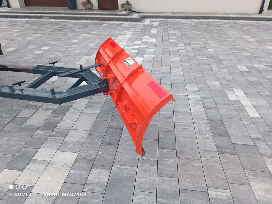 Pług śnieżny 1,5 m na widły wózka widłowego na plac przed magazynem