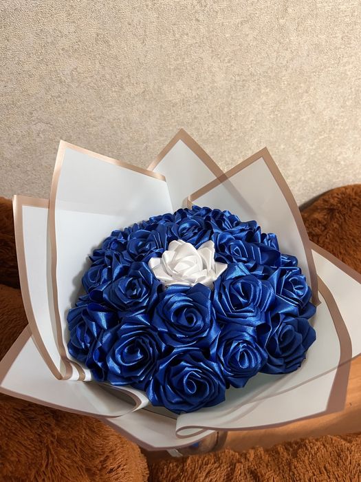 Букет з атласних троянд