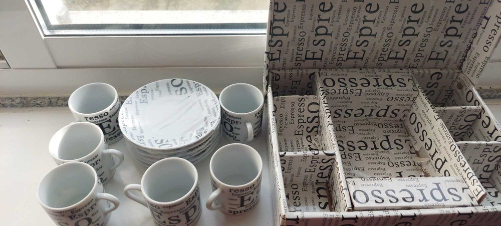 Serviço de cafe novo, ainda embalafo em caixa propria. 6 peças