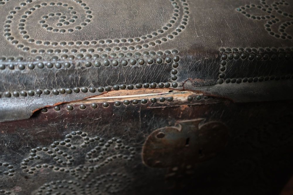 Arca antiga trabalhada em couro