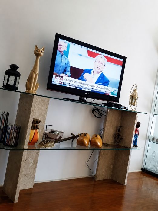 Estante - vitrine em vidro e mármore