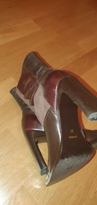 Botas em pele de alta qualidade