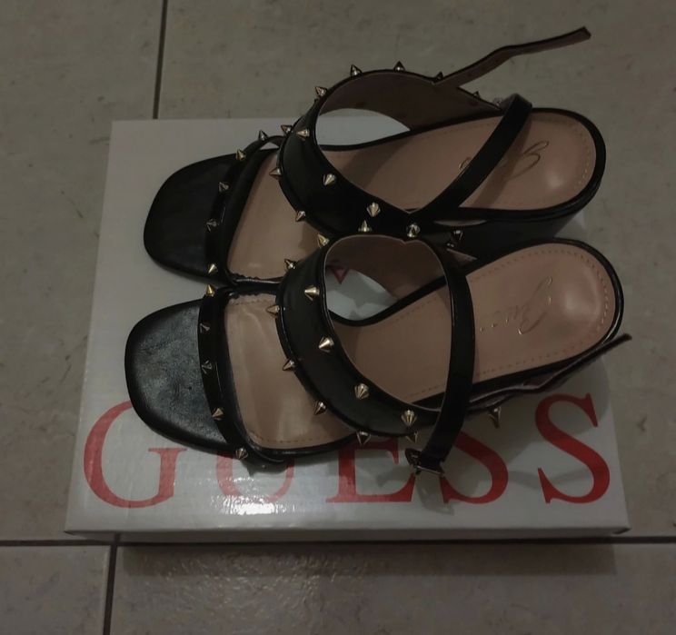 Sandálias pretas Guess