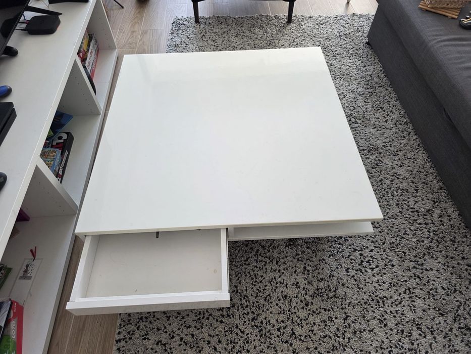 Mesa de centro branca com gaveta e arrumação