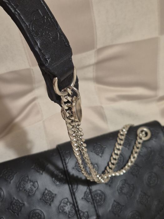 Mala Guess preta com padrão | Como nova