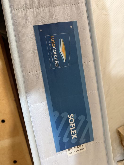 Cama de madeira maciça com colchão ortopédico