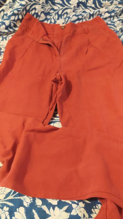 Calças cor de tijolo, muito suaves e frescas