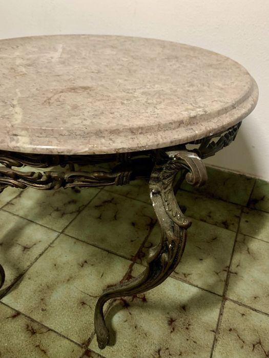 Mesa de centro em mármore e ferro