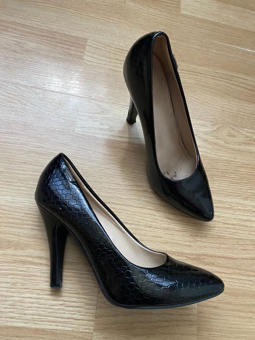 Czarne eleganckie buty na obcasie - lakierowane  - rozmiar 39