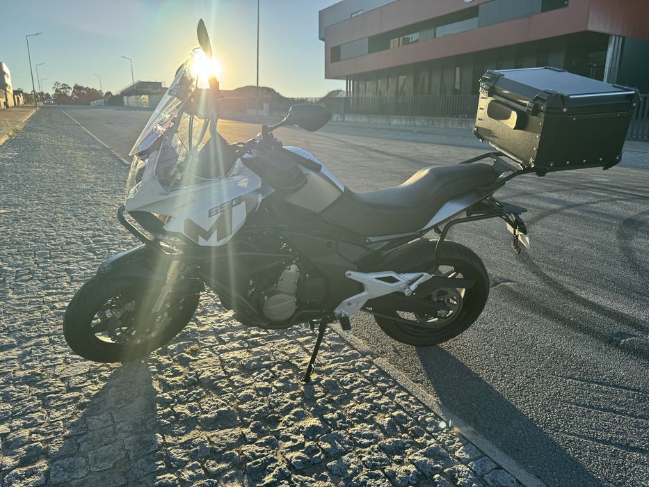 CFMOTO 650MT 2024 | 6.500 km | Branca/Cinza | Muitos Extras