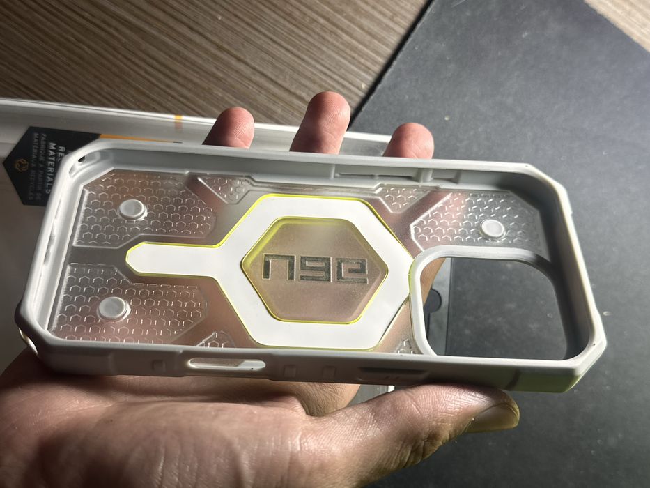 Чехол на iPhone 16 Pro.