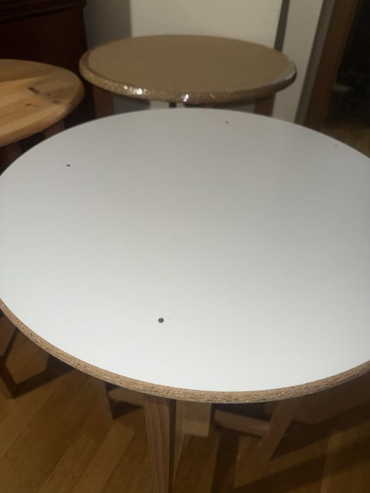 Mesa Redonda de apoio em mandeira (Branca)