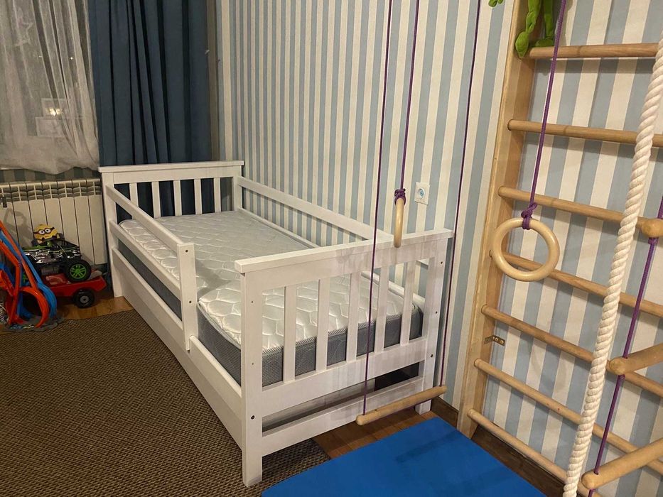 Ліжко для діток від 2 років. Дерев'яні з бортиками та шухлядами