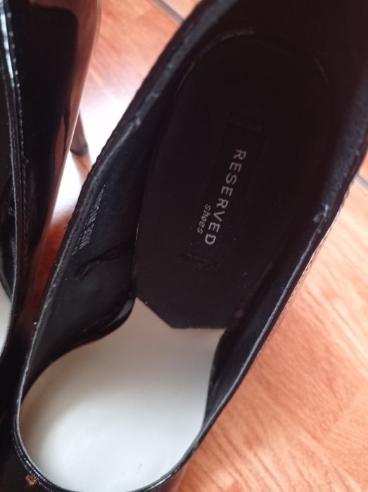 Klasyczne czarne lakierowane szpilki Reserved 38