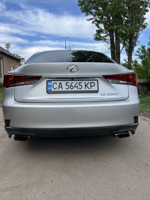 Lexus is 200t 2017