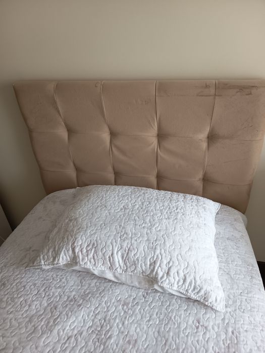 Cama com cabeceira estofada