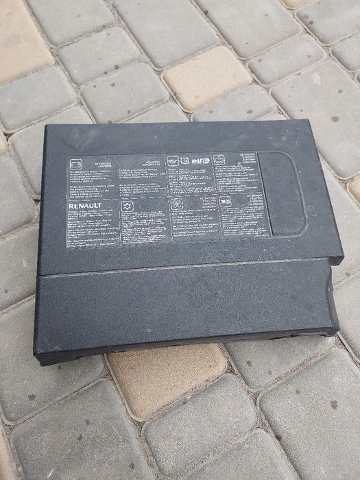 Кришка до акумулятора меган