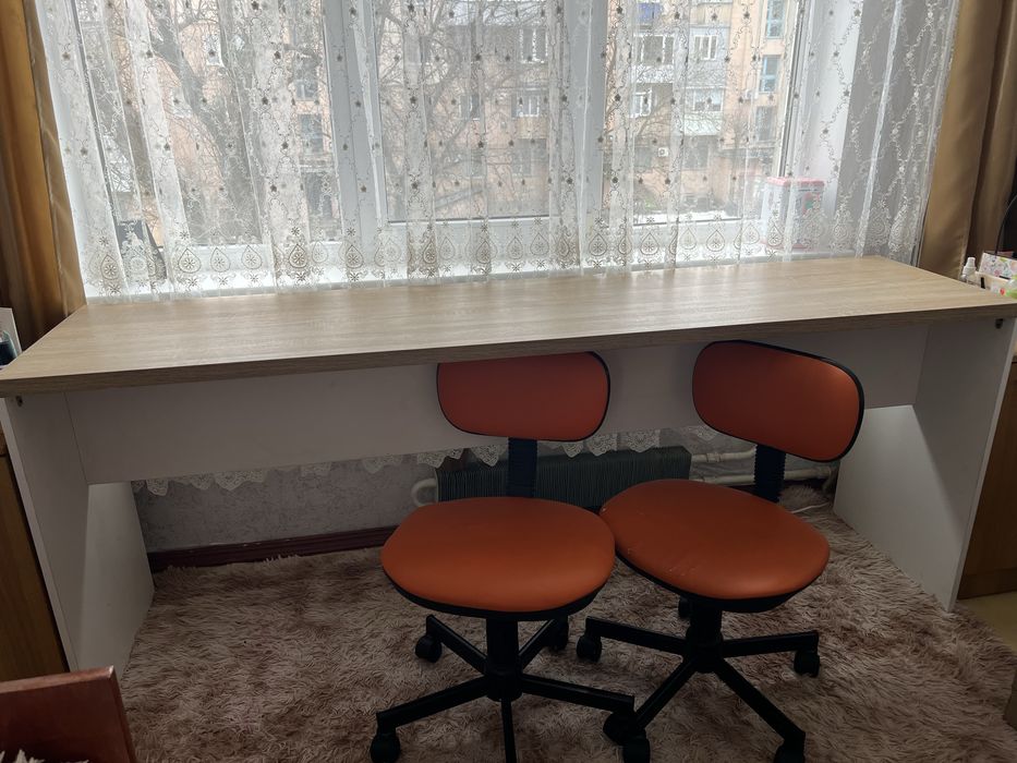 Стол и два стула