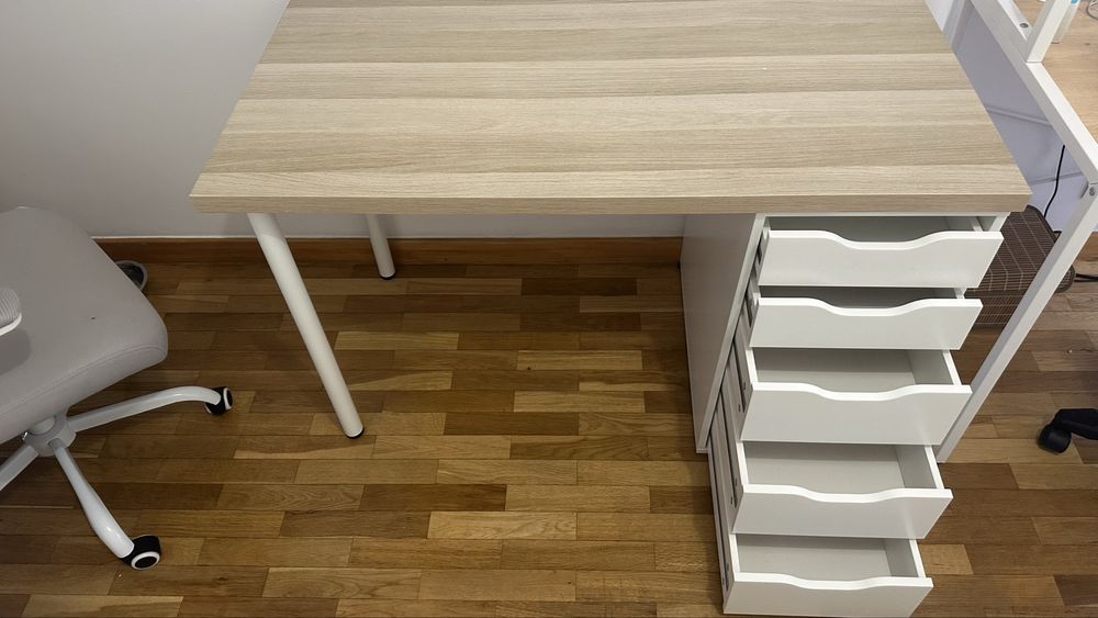 Meda Secretaria com 5 gavetas em perfeito estado