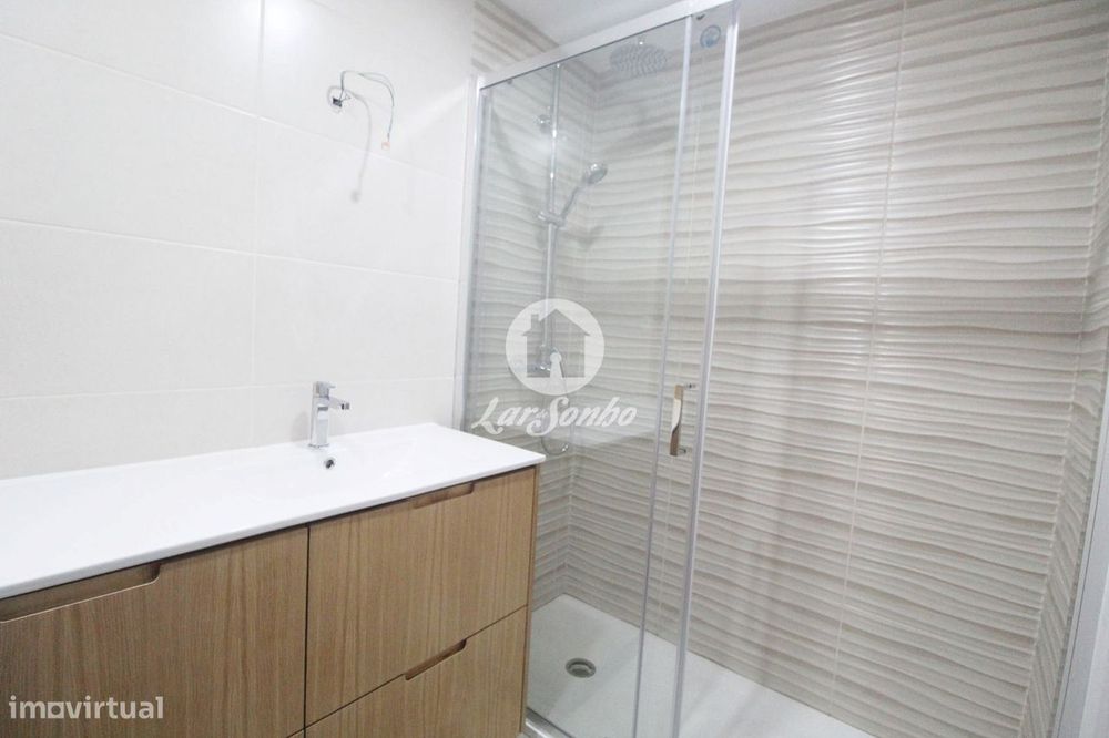 Apartamento T2, remodelado, localizado na prestigiada Urbanização N...