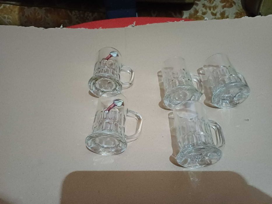 Conjunto de 10 copos, diversos, pequenos e alguns com marcas das bebidas