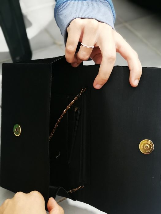 Mala pochette preta e dourada