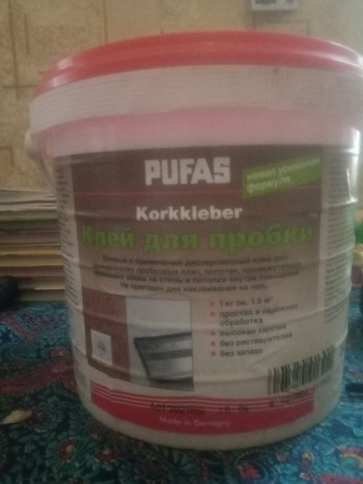 Продам пластик, клей для плитки и лак для дереводерево