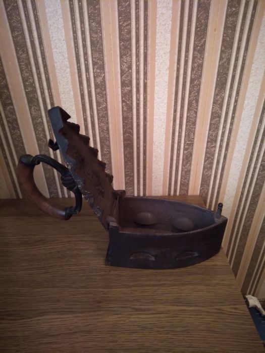 Продам старинный утюг