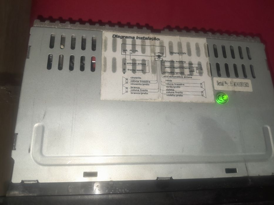Autorradio c/ comando e entrada usb 15€