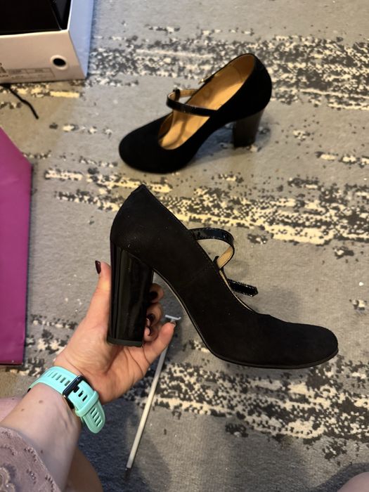 Жіночі чорні туфлі з ремінцем на стійкому каблуку