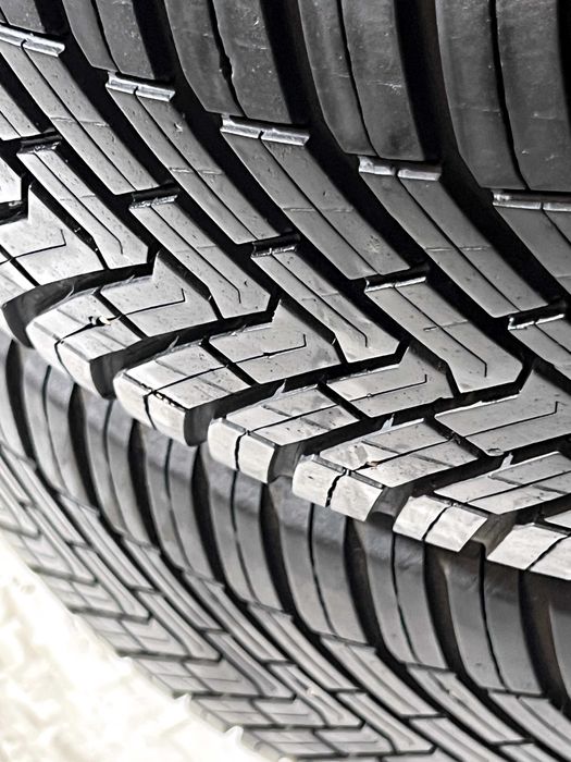 Pneus Continental All-Season Contact - 215/60/17 - Como NOVOS
