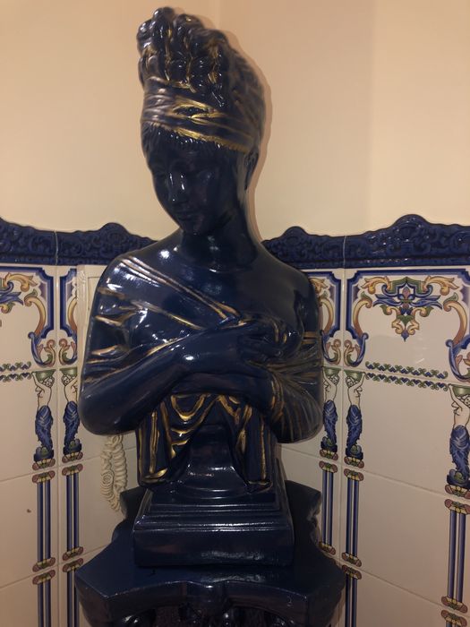 Busto e coluna de suporte, azul marinho