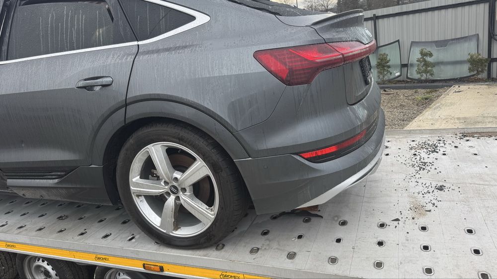 Ауді е трон Sportback деталі кузова четверть права четверть ліва