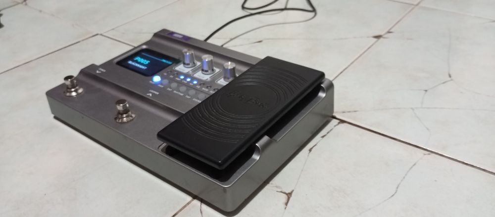 Pedaleira Harley Benton DNA FX Git