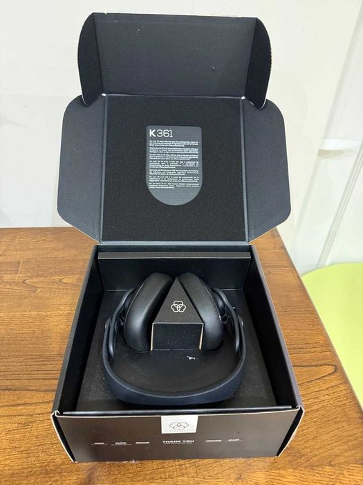 Auscultadores profissionais de estúdio AKG K361, com caixa original.