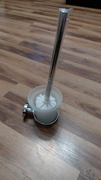 Szczotka do WC z uchwytem ściennym – nowa (2 sztuki dostępne)