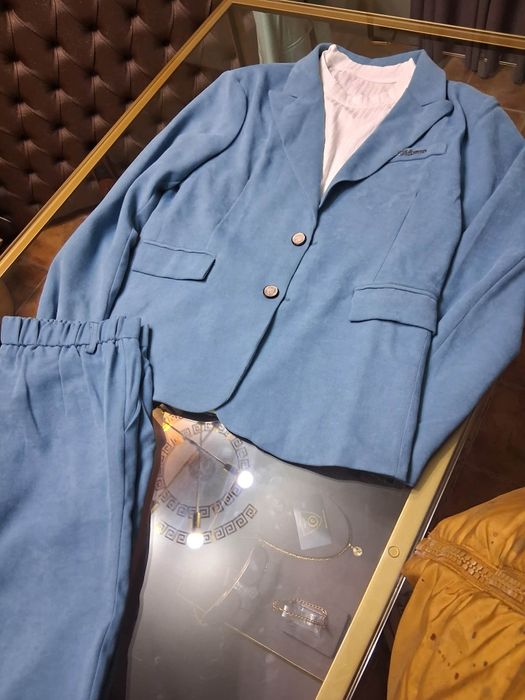 Fato + camisola + sapato + pingente