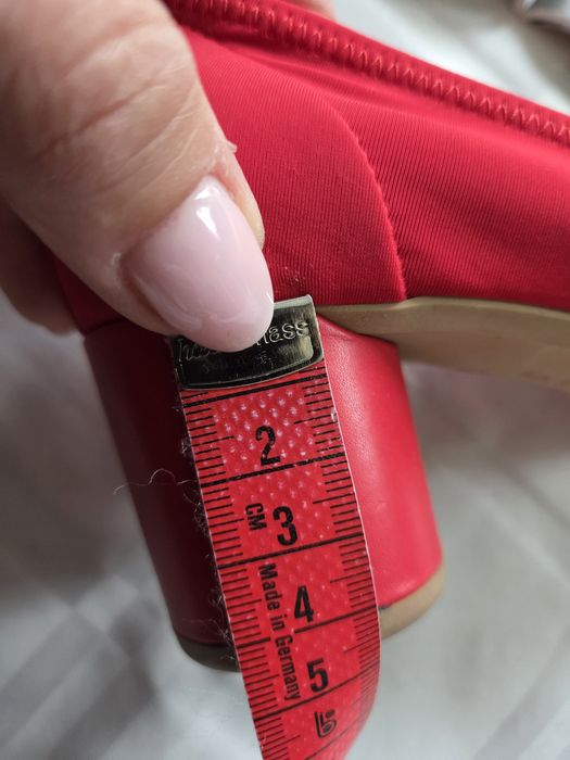 Viralowe czółenka damskie skórzane marki Pas de Rouge rozmiar 36