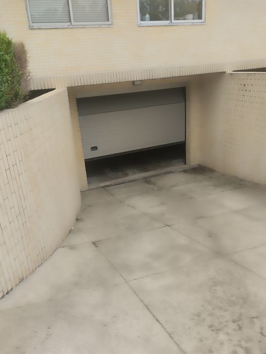 Lugar de garagem e arrumos/arrecadação