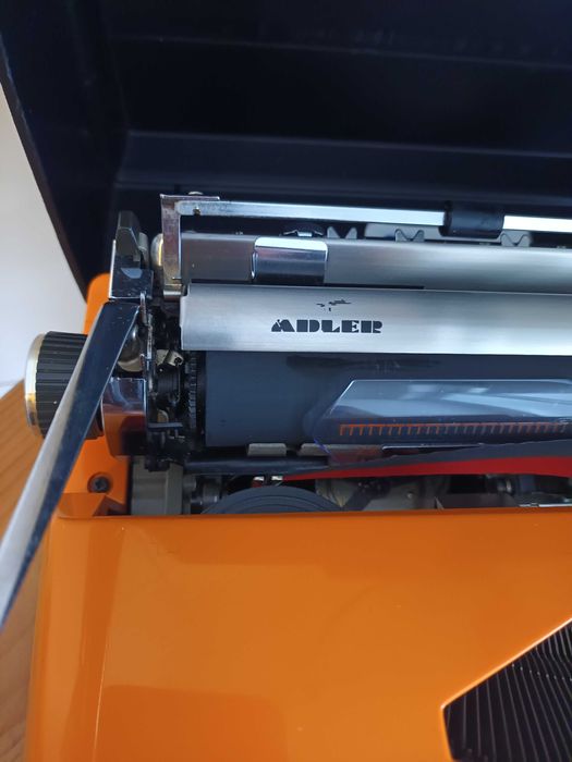 Máquina de escrever Adler Contessa