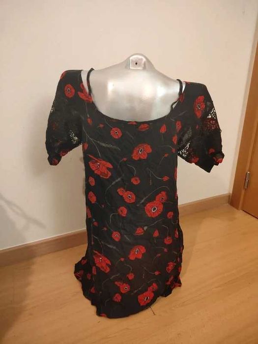Vestido curto com uma estampa floral de papoilas vermelhas em fundo preto Tezenis