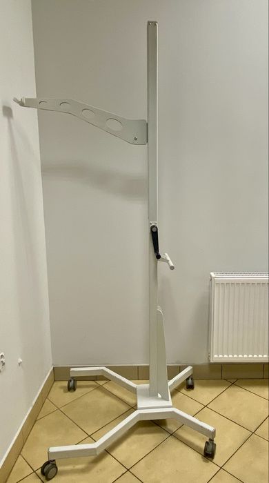 Stojak / uchwyt do aparatu RTG – mobilny, na kółkach