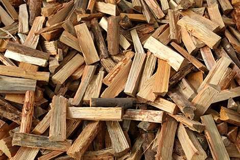 lenha seca de eucalipto e outras, fardos de palha pequenos