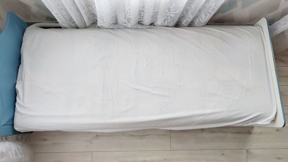 Біле простирадло на резинці