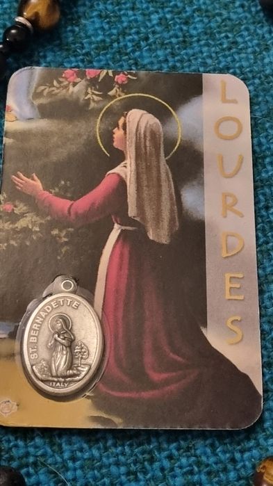 Cudny Różaniec+karta z Dziewicą i z medalikiem.Z jednej strony na karc