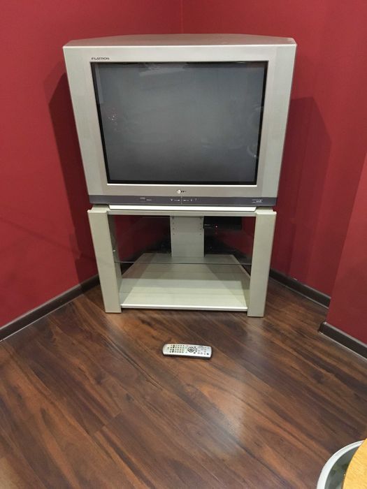 Telewizor LG 32 cale + stolik stan idealny