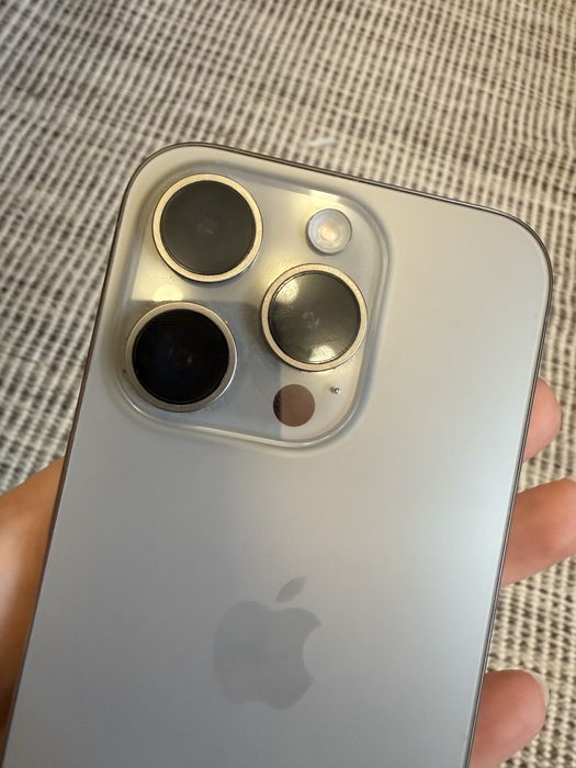 iPhone 15 pro srebrny