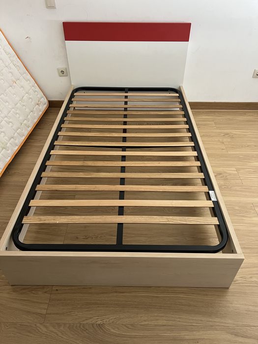 Cama de solteiro com colchão– bom estado